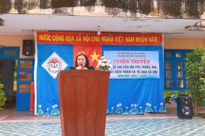 Anh Nguyễn Ngọc Chí- Trưởng Công An xã tuyên truyền về tác hại của ma tuý, rượu, bia, chất kích thích và tệ nạn xã hội cho toàn thể giáo viên và học sinh năm học 2021-2022.