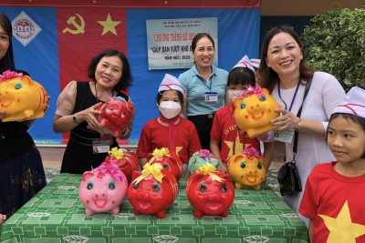 Phát động phong trào kế hoạch nhỏ: “ nuôi heo đất giúp bạn vượt khó đến trường” năm học : 2022-2023 .