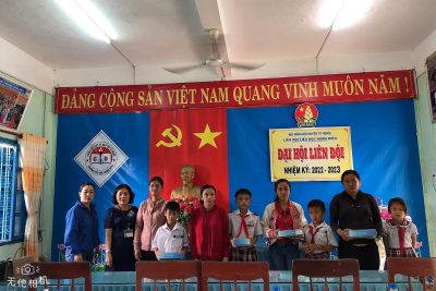 Bàn giao máy tính bảng. Chương trình: “ Sóng và máy tính cho em” . Năm học: 2022-2023.