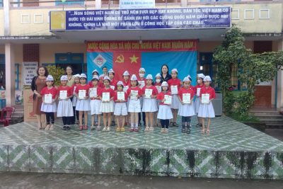 Nhà trường phát thưởng cho 46 em học sinh đạt giải trong hội thi “Viết chữ đúng – Rèn chữ đẹp” cấp trường năm học 2023 – 2024. ( 15/01/2024)