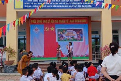 Trung thu năm nay không lân cũng không trống vì tất cả hướng về đồng bào miền Bắc nhưng được sự quan tâm của UBND xã, hội cha mẹ học sinh và cùng với sự đồng hành của cô giáo Ngô Thị Tình. Nhà trường cũng đã tổ chức cho các em một cái Tết Trung Thu gọn nhẹ nhưng cũng đầy ắp sự yêu thương và vui vẻ của các em! Hẹn các em Trung Thu 2025 sẽ vui vẻ hơn và to hơn nhé!!! ( 16/9/2024)